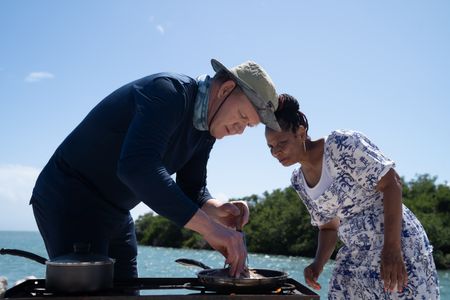 Gordon Ramsay and Sheena cook fish on the beach in Florida. (National Geographic/Justin Mandel)