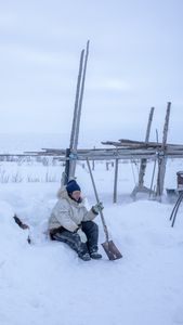 Agnes Hailstone helps set and build their family camp in Kiwalik. (BBC Studios Reality Productions/Ashton Hurlburt)