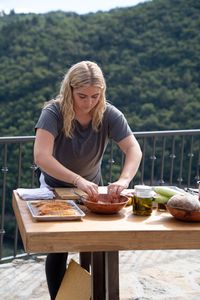 Tilly Ramsay prepares a dish at the final cook. (National Geographic/Justin Mandel)