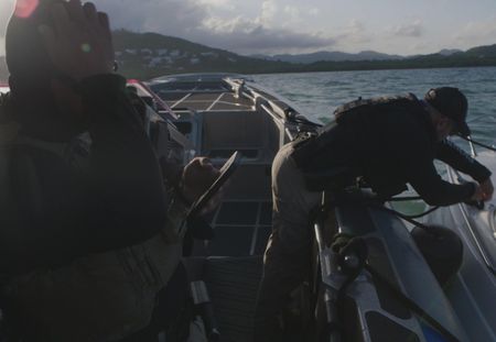 Two CBP Agents hook a boat in Fajardo, P.R. (Lucky 8 TV/Ivan Leon)